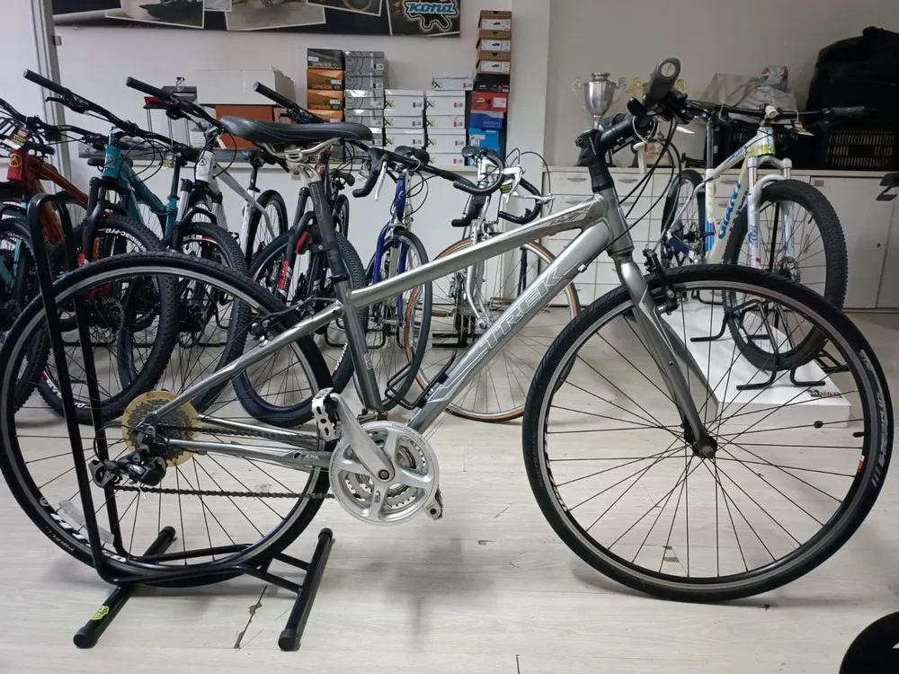 (SEMI NOVA) BICICLETA  ARO 700 ALUM TREK 7.2 FX CINZA TAM P